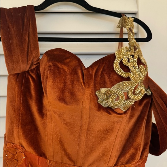 Traditional African dress for Nigerian Wedding/Function - Picture 1 of 4